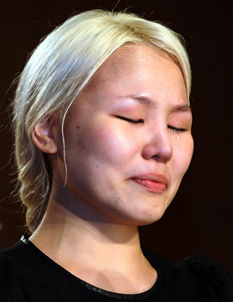 가수 알리(본명 조용진)가 16일 오후 서울 종로구 홍지동 상명아트센터 콘서트홀에서 열린 알리의 정규 1집에 수록된 '나영이'곡 논란과 관련한 공식 기자회견장에서 2008년 성폭행당한 사실을 밝히며 눈물을 흘리고 있다. /뉴시스