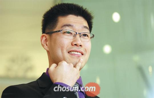1급 청각·언어 장애를 딛고 보험 설계사라는 쉽지 않은 길을 선택한 최정민씨가 수화로 “괜찮아”라는 말을 하며 환하게 웃고 있다. /이태경 기자 ecaro@chosun.com