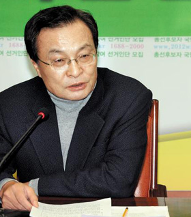 민주통합당 이해찬 한반도·동북아특위위원장이 1일 국회에서 가진 기자간담회에서 민주당의 10대 대북정책을 발표하고 있다. /조인원 기자 join1@chosun.com