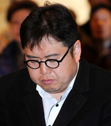 '막말 파문'으로 논란을 일으킨 김용민 노원갑 민주통합당 후보가 8일 오전 서울 노원구 공릉교회를 찾아 예배를 드리고 있다. 그는 지난달 14일 민주당 공천을 받은 뒤인 지난달 26일 방송에서는 '(지역을 돌면서) 새벽 5시에 교회 가서 명함을 나누면서 호감을 사기 위해 '예수 믿는 사람입니다'(라고 한다)'라고 말했다. /뉴스1
