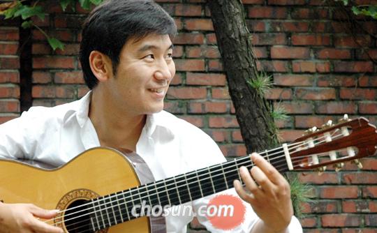 다음 달 스위스 루가노 페스티벌에 초대받은 기타리스트 드니 성호 얀센스. 그는 이 축제를 이끄는 세계적 피아니스트 마르타 아르헤리치에게서 '비평을 두려워 말라'는 조언과 함께 기타를 선물 받았다. /이진민 인턴기자