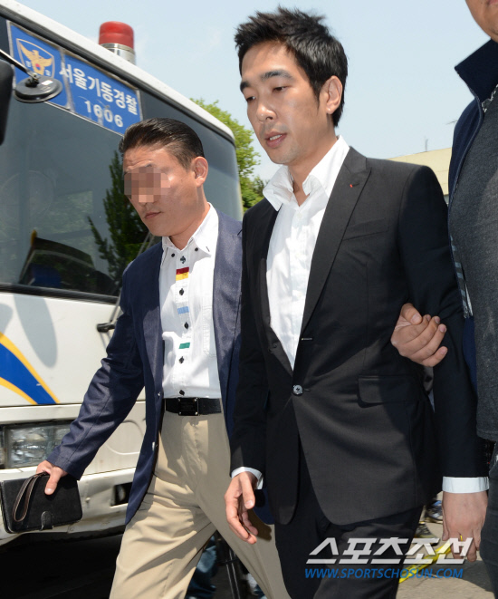 성폭행 혐의를 받고 있는 가수 겸 방송인 고영욱이 15일 오후 조사를 받기 위해 경찰에 출석있다. 경찰에 의해 재소환된 고영욱은 오후 1시 40분에 서울 용산경찰서 강력2팀에 자진 출두했다. 고영욱은 이날 고개를 숙이고 착잡한 표정으로 '물의를 일으켜서 죄송하다'고 말한 뒤 경찰서로 들어갔다. 최문영 기자 deer@sportschosun.com
