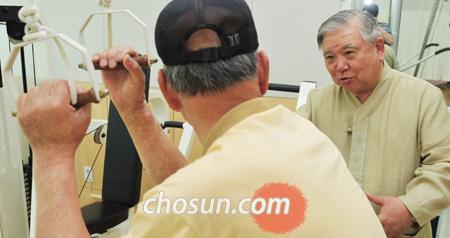“운동만이 보약이에요, 운동!” 지난 10일 경기 과천장애인복지관에서 재활의학과 전문의인 이일영 박사가 환자에게 재활치료에 대해 설명하고 있다. /성형주 기자 foru82@chosun.com