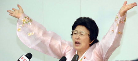 2006년 3월 탈북 후 남한에서 생활하다 최근 다시 북한으로 돌아간 것으로 알려진 박인숙(북한이름 박정숙)씨가 28일 평양 인민문화궁전에서 내외신 기자회견을 하고 있다. 박씨는 북측이 “(북에 있는) 아들을 죽이겠다”고 협박해 북한행을 택한 것으로 알려졌다. /조선중앙통신