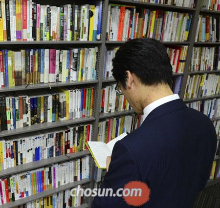 지난 7월 말 서울 관악구의 한 서점에 들른 박영수(가명₩28)씨.“ 집값을 마련하려면 한 푼이라도 덜 써야 한다”는 박씨는 이날 서점에서 책을 읽기만 하고 구입하지 않았다. 책값을 아끼기 위해서다. /성형주 기자 foru82@chosun.com
