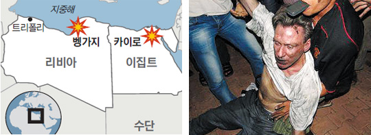 (오른쪽 사진)리비아 벵가지의 미국 영사관에서 11일 로켓포 공격을 받은 후 의식을 잃은 스티븐스 대사로 추정되는 남자를 현지 직원들이 안전한 곳으로 옮기고 있는 모습이 공개됐다. 이탈리아 일간 코리에레 델라세라가 사진 속 인물이 스티븐스 대사라고 보도했다. /트위터 캡처