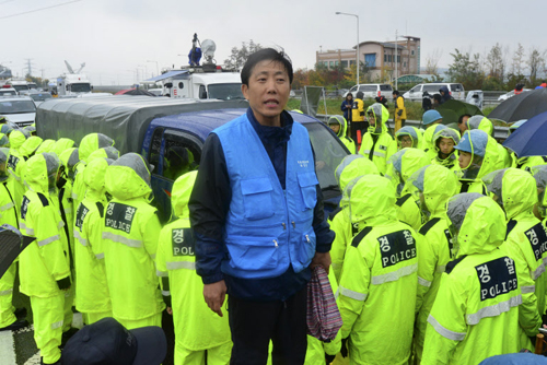 22일 경기도 파주시 문산읍 자유로 당동IC 부근에서 경찰들이 탈북자단체의 대북전단 차량의 임진각 진입을 통제하자 박상학 북한민주화추진연합회 대표가 얘기를 하고 있다. /성형주 기자 foru82@chosun.com