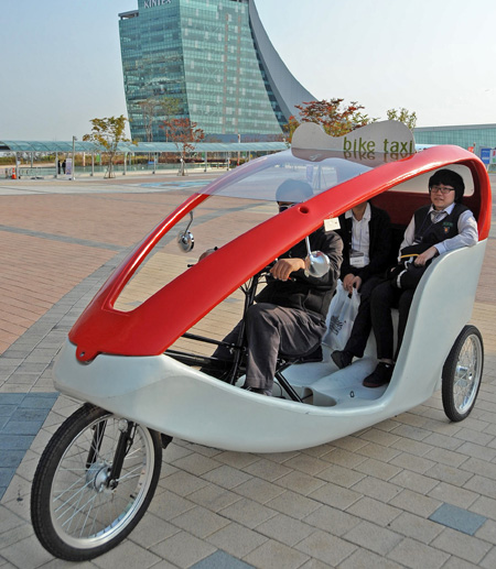 일산 킨텍스의 명물로 등장한 자전거 택시(bike taxi). 페달과 전기 동력을 함께 사용하는 전기 자전거로 소음과 매연이 없어 친환경 교통수단으로도 각광을 받고 있다. 자전거 택시는 현재 킨텍스 전시장 구내이동과 투어에 활용되고 있다. /킨텍스 제공