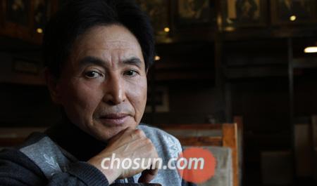 지난 18일 오전 서울 혜화동 학림다방에서 이성복 시인은“대학 시절 여기서 노른자 띄운 커피를 마시며 책을 읽고, 인생을 고민하고, 문학에 대해 토론하던 그때가 내 인생의 황금기였다”고 추억했다. /이명원 기자