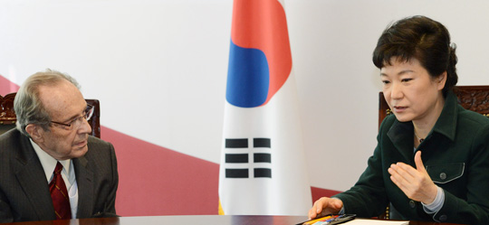페리 前 美국방장관 면담… 박근혜 대통령 당선인이 4일 서울 통의동 당선인 접견실에서 윌리엄 페리 전 미 국방장관을 만나 북핵 문제 등 안보 현안에 관해 대화를 나누고 있다. /사진공동취재단