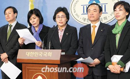 유승희(가운데) 의원 등 민주통합당 소속 문화관광위 의원들이 4일 국회에서 기자회견을 갖고, 박근혜 대통령의 담화 내용을 반박하고 있다. /오종찬 기자