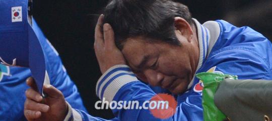 한국 야구 대표팀이 5일 대만 타이중 인터컨티넨탈구장에서 열린 WBC(월드베이스볼클래식) 1라운드 B조 대만과의 최종 3차전에서 3대2 승리를 거뒀지만 조3위가 되며 2라운드 진출에 실패했다. 사진은 경기 도중 곤혹스러워하는 류중일 대표팀 감독. /김경민 기자