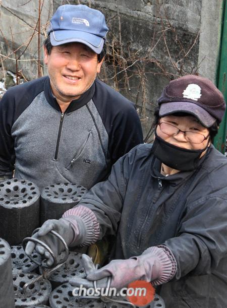 4일 오후 강원도 화천군 하남면 원천리에서 강석숭 할아버지와 아내 길음전씨가 배달 할 연탄을 들어 보이고 있다. 강씨는“이 연탄이 장학금이 된다고 생각하면 힘든 줄 모른다”고 말했다. /이덕훈 기자