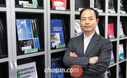 ‘도서관 인물 평전’의 저자 이용재 부산대 교수는“도서관은 따로 노는 섬이 아니라 삶의 한가운데에 있다”고 말했다. /남강호 기자