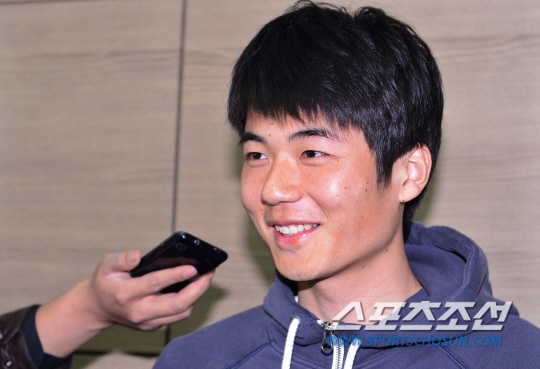 2014 FIFA 브라질 월드컵 최종 예선경기 카타르와의 시합을 마친 스완지 시티 기성용이 27일 오후 인천공항을 통해 출국했다. 기성용이 출국 전 한혜진과의 열애설에 대해 취재진과 간단한 인터뷰를 하고 있다.
인천공항= 김경민 기자 kyungmin@sportschosun.com / 2013.03.27.