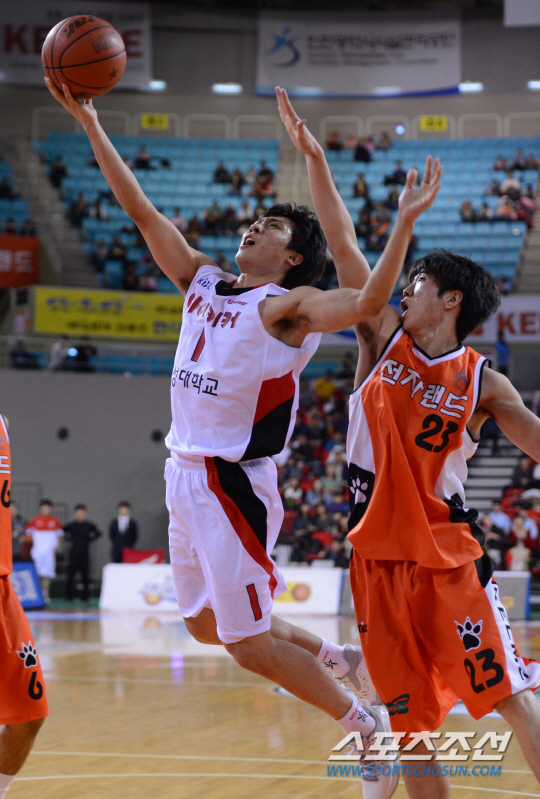 발목이 시원치 않은 KGC 김태술이 SK전에서 어떤 활약을 보여줄 까.
인천=김경민 기자 kyungmin@sportschosun.com / 2013.03.17.