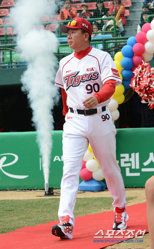 30일 광주구장에서 2013 프로야구 넥센과 KIA의 개막전이 열렸다. 개막행사에서 KIA 선동열 감독이 열렬한 환영을 받으며 그라운드로 나오고 있다.
광주=정재근 기자 cjg@sportschosun.com/2013.03.30/