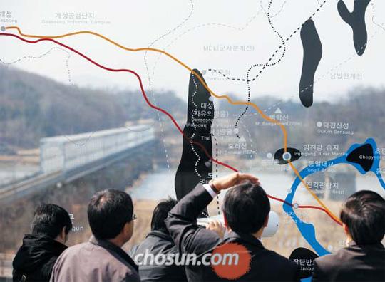 31일 경기도 파주 임진각을 찾은 관광객들이 전망대의 통유리판으로 북쪽을 바라보고 있다. 유리판에 북측 주요 지명과 위치가 그려져 있다. /채승우 기자