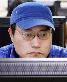 고등학교를 졸업한 지 24년 만에 한국방송통신대학 새내기가 된 이민수씨가 학교 컴퓨터실에서 수업 내용을 복습하는 모습.