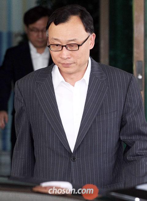 14일 오후 채동욱 검찰총장이 굳은 표정으로 서울 서초동 대검찰청사를 나서고 있다.