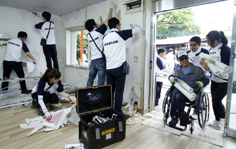 대림산업 임직원들은 지난달 서울 강서구 공항동 장애인 보호센터‘샬롬의 집’을 맞춤형 공간으로 개조하는‘희망의 집’고치기 행사를 펼쳤다. 중증 장애인 30여 명이 거주하는