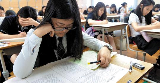 지난 6월 대전 유성구 노은고등학교에서 이 학교 3학년 학생들이 수능 모의 평가 시험을 치르고 있다.