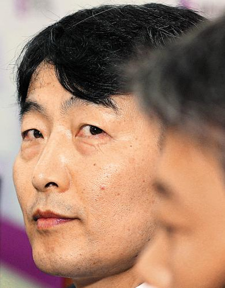 국회 나온 이석기 “철저한 모략·날조”… ‘내란 음모’ 혐의를 받고 있는 통합진보당 이석기 의원이 29일 서울 여의도 국회에서 열린 통합진보당 최고위원·의원단 연석회의에 충혈된 눈으로 참석했다. 국정원의 압수수색이 시작된 28일 잠적했던 그는 “국정원의 철저한 모략이고 날조”라고 주장했다