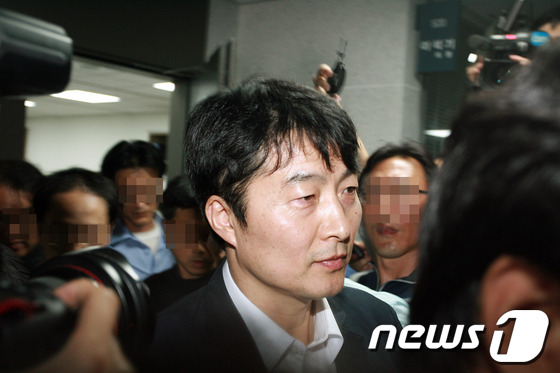 내란음모와 국가보안법 위반 혐의로 국정원의 압수수색을 받고 있는 이석기 통합진보당 의원이 29일 오후 서울 여의도 국회 의원회관 의원실에서 신체에 대한 압수수색을 마친뒤 의원실을 나오고 있다. 2013.8.29/뉴스1 © News1 유승관 기자