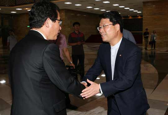 통합진보당 오병윤 원내대표가 2일 서울 여의도 국회에서 의원총회에 참석하는 민주당 의원들에게 이석기 의원 체포동의안 처리를 위한 원포인트 본회의 개최 거부를 요청하고 있다. /뉴스1