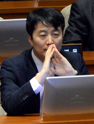 2일 오후 정기국회 본회의 개원식이 열린 서울 여의도 국회 본회의장에서 통합진보당 이석기 의원이 자신의 체포동의안 상정을 앞두고 생각에 잠겨 있다./출처= 뉴시스