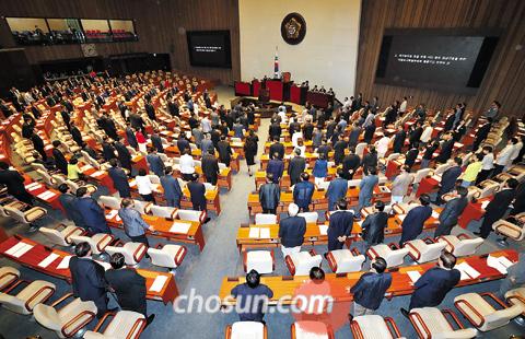 지난 12일 국회에서 의원들이 ‘국정원 댓글’ 국정조사특위 활동 기간을 늘리는 안건을 통과시키고 있다. 최근 주택 시장에선 여야 대치 국면이 장기화되면 정부의 부동산 정상화 법안 처리가 무산될 수 있다는 우려가 나오고 있다