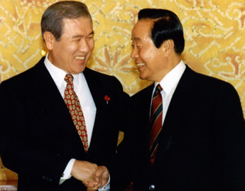 1992년 12월 21일 청와대를 예방한 김영삼 당선자와 노태우 대통령이 반갑게 인사를 나누고 있다. 대선 과정에서 두 사람은 줄다리기를 거듭했다.