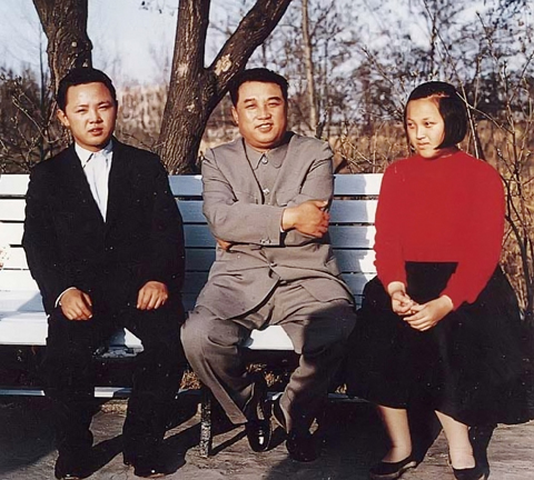 북한 관련 인터넷 사이트가 공개한 김일성 가족 사진. 김일성(가운데)과 김정일(왼쪽), 김정일의 여동생인 김경희(오른쪽). 1966년에 촬영한 것으로 알려졌다.