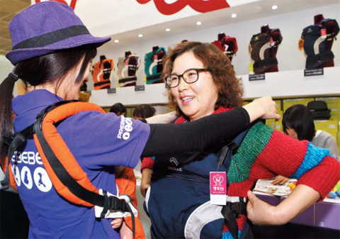지난달 19일 서울 강남구 코엑스에서 열린 한 육아용품 박람회에서 관람객이 제품을 써보고 있다. 육아용품 박람회를 찾는 50대 이상 관람객은 매년 증가하고 있다