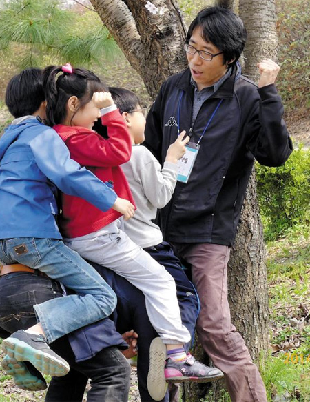 13일 오후 경기도 파주 영산수련원에서 한국일가정양립재단이 주관한 ‘해피 파더 페스티벌’ 캠프에 참가한 아빠와 자녀들이 말뚝박기 놀이를 하고 있다. 캠프에 참가한 아빠들은 “직장 문화 때문에 일과 가정을 동시에 챙기기 힘들다”고 입을 모았다.
