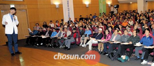 조선일보와 삼성서울병원이 공동 주최하고 있는 건강교실 강좌가 15일로 200회를 맞았다. 이날 서울 강남구 삼성서울병원에서 열린 ‘3대 질환 극복 프로젝트: 심장과 혈관질환, 폐암, 치매’ 특별 강좌에는 1200여명이 몰렸다.