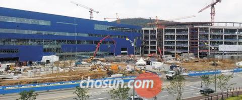 경기 광명시 KTX(고속철도) 광명역 인근 지역에 세계 최대 가구업체인 이케아(왼쪽)와 국내의 대표적 할인 매장 롯데아울렛(오른쪽) 신축 공사가 한창 진행 중이다.