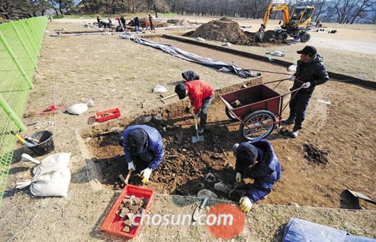 신라 왕궁이 있던 월성을 발굴하는 모습. 신라 멸망 이후 폐허로 남아 있는 이곳에는 각종 유물과 유적이 많이 남아 있을 것으로 추정되고 있다./ 김종호 기자