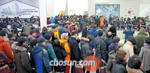 지난 16일 서울 강서구 마곡지구에서 문을 연 ‘힐스테이트 마스터’ 아파트 모델하우스엔 나흘 동안 4만5000명이 넘는 방문객이 몰렸다. 지난해에 이어 올해에도 신규 분양 아파트에 실수요자와 투자자의 관심이 집중되고 있다.