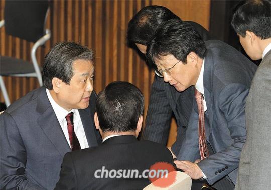 새누리당 김무성(왼쪽) 대표와 유승민 원내대표가 12일 오후 국회 본회의장에서 이완구 총리 임명동의안 처리 문제에 대해 논의하고 있다