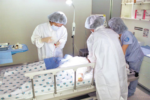 분당차병원 김민영 교수가 일본에서 온 뇌성마비 환자에게 제대혈 줄기세포로 주사하고 있다. 차병원은 지난해 10월 일본차병원을 설립하고 줄기세포 제대혈 보관 치료의 한류를 이어가고 있다.