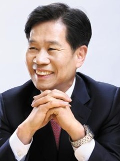 지난해 최고재무책임자(CFO) 시절 흑자 전환을 이끌어 낸 김재식 현대산업개발 사장은 올해 주택 사업을 대폭 강화할 계획이다.