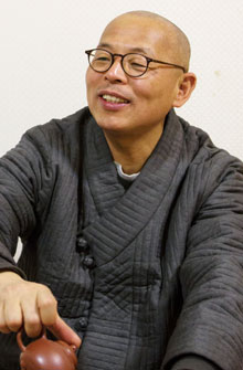 법인 스님은“불교는 지혜와 나눔의 두 날개로 날아야 하는데 그동안 깨달음에만 매달려온 것 같다”고 했다.