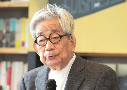 노벨문학상 수상 소설가 오에 겐자부로