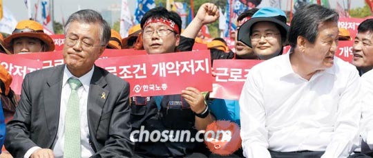김무성(오른쪽) 새누리당 대표와 문재인(왼쪽) 새정치민주연합 대표가 1일 서울 여의도 문화마당에서 한국노총 주최로 열린 전국노동자대회에 참석하고 있다. 두 대표는 이 자리에서 공무원연금 개혁안에 대해서도 이야기를 나눈 것으로 알려졌다.