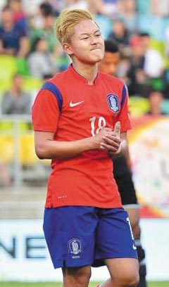 지난 1일 열린 수원JS컵 벨기에전에서 기회를 놓친 뒤 아쉬워하는 이승우 사진