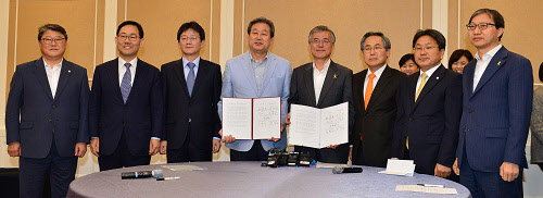 김무성 새누리당 대표(왼쪽에서 넷째)와 문재인 새정치민주연합 대표가 2일 국회에서 열린 공무원연금-국민연금개혁 관련 양당 회동에 참석해 합의문을 들어보이고 있다. /뉴시스