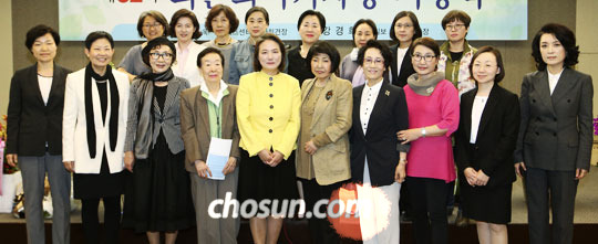 올해의 최은희 여기자상 시상식에 참석한 역대 수상자들.