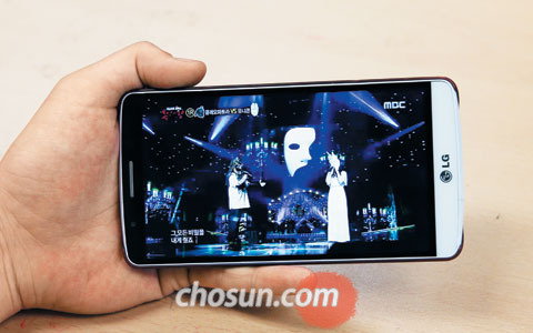 모바일IPTV 서비스를 통해 MBC의 가요 프로그램‘복면가왕’을 시청하는 모습.