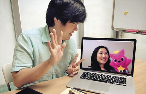 스마트스터디 김민석(왼쪽) 대표가 재택근무 중인 직원과 노트북 카메라로 화상 회의를 하고 있다.